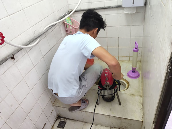 凉山管道堵塞冒臭气 专业师傅现场解决问题