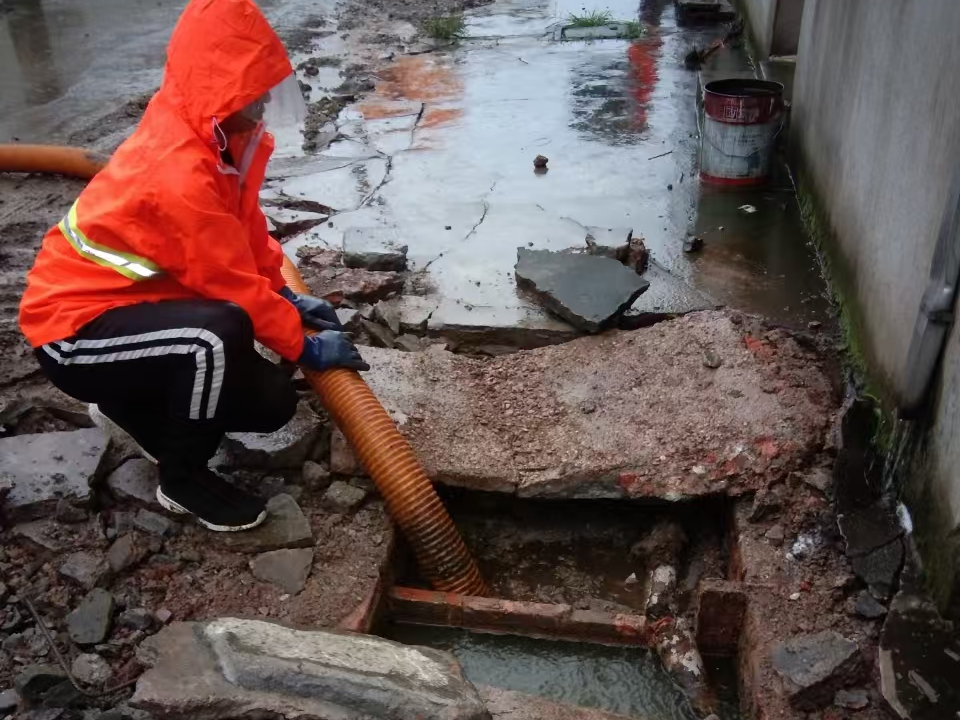 凉山专业清理污水池 炜誉市政以规范流程守护城市 “肠道”